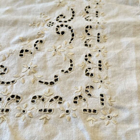 Beautiful Vintage Two Tone Lace Tablecloth  66x81" scalloped & lace edges - Picture 12 of 13